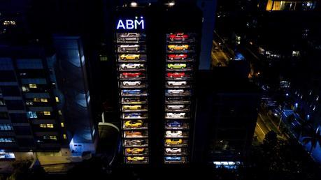 Un edificio convertido en una máquina expendedora gigante de coches de lujo