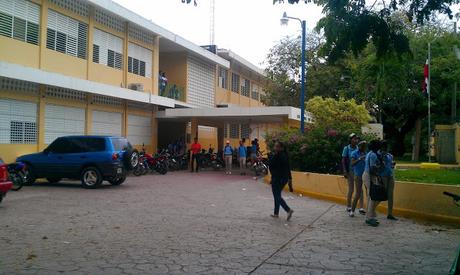 Video: Pelea entre maestro y alumno en San Juan de la Maguana.