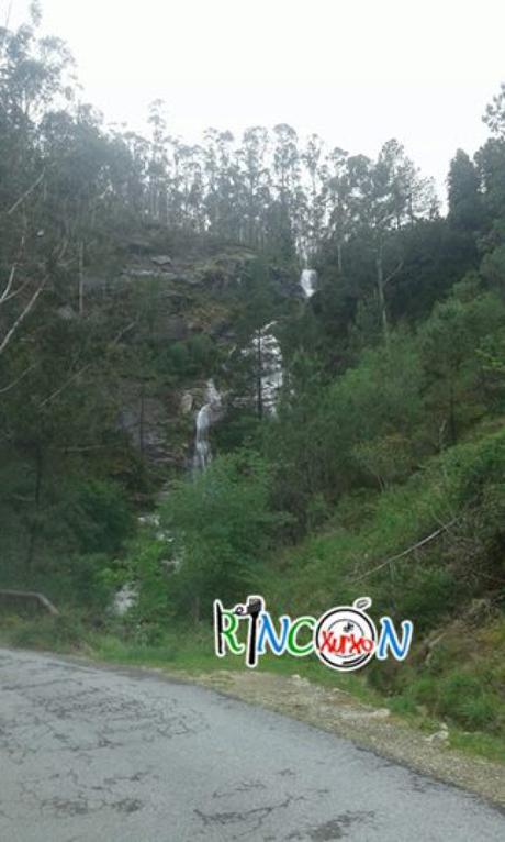 Salto de agua na Serra do Barbanza: A FERVENZA DE CADARNOXO