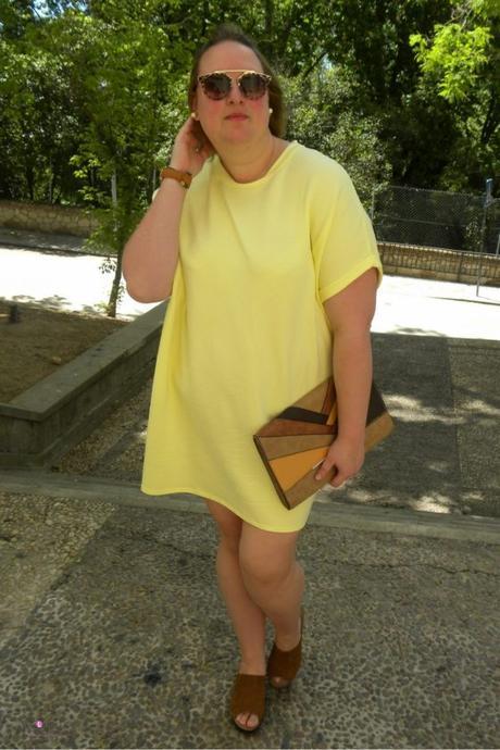 look talla grande con vestido amarillo de pull & bear estilo sudadera con zuecos marrones y cluth marron de primark par un outfit de primavera