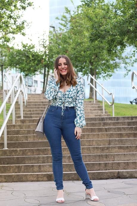 Outfit con croptop y jeans