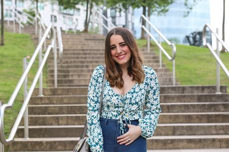 Outfit con croptop y jeans