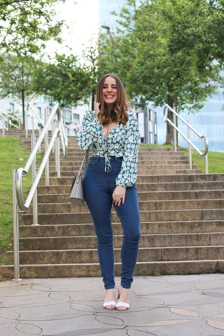 Outfit con croptop y jeans