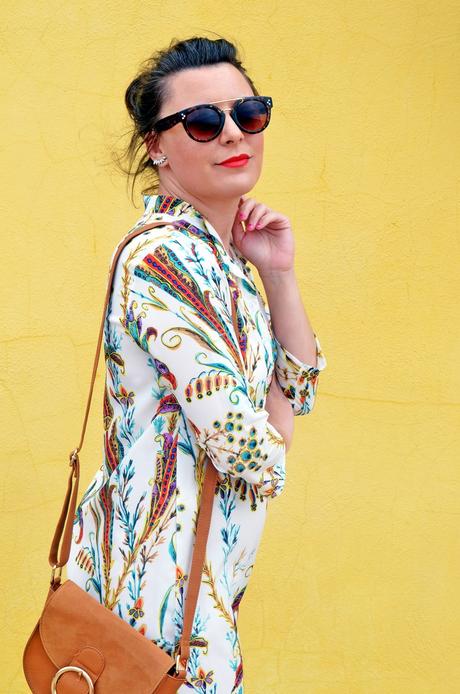 Vestido estampado y cazadora antelina