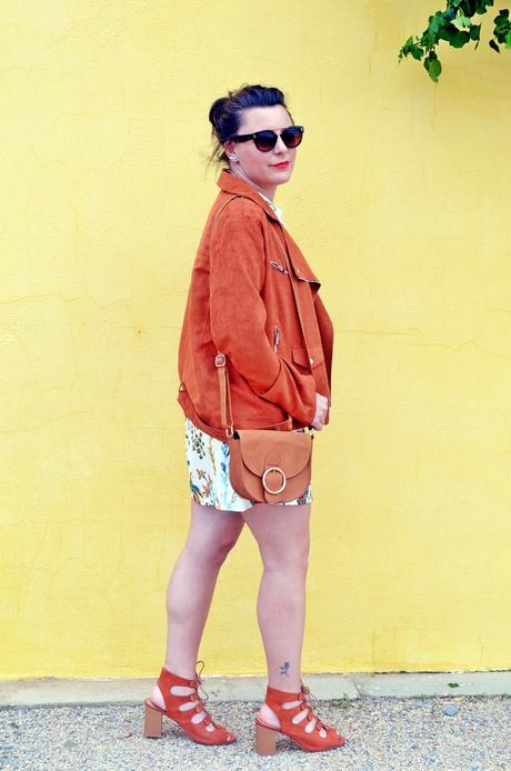 Vestido estampado y cazadora antelina