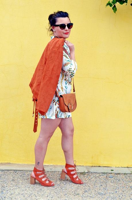 Vestido estampado y cazadora antelina