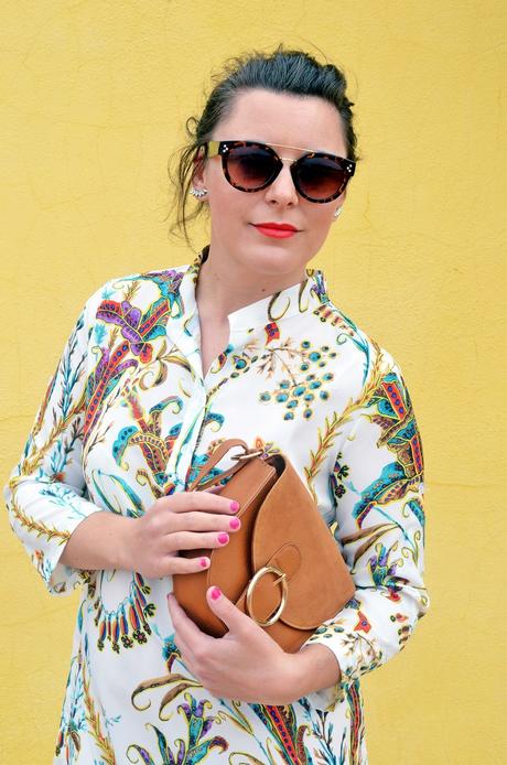 Vestido estampado y cazadora antelina