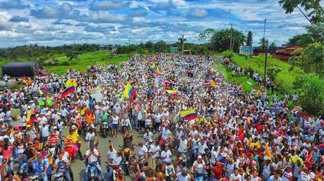 Santos decretó toque de queda: envía 1.500 policías y 700 militares a Buenaventura #Colombia