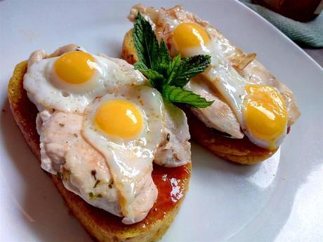 Canapés con huevo de codorniz, pollo y mermelada de fresas - Bruschetta con pollo e uova di quaglia - Quail egg bruschetta with chicken and strawberry