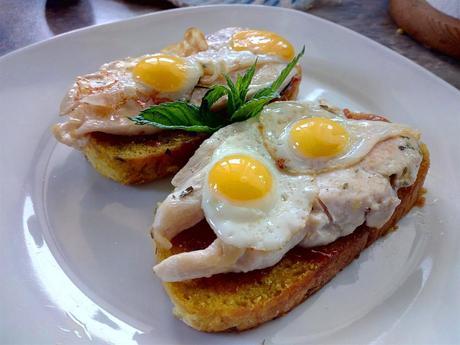 Canapés con huevo de codorniz, pollo y mermelada de fresas - Bruschetta con pollo e uova di quaglia - Quail egg bruschetta with chicken and strawberry