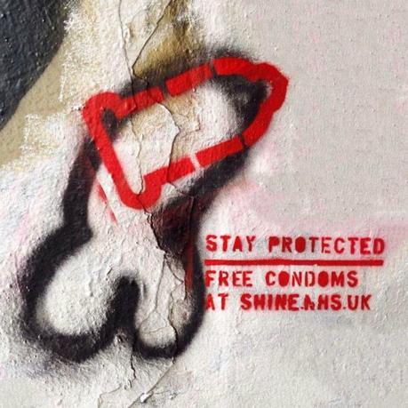 Un artista agrega condones a los penes pintados en las calles de Londres para concienciar sobre las ITS