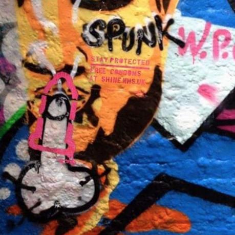 Un artista agrega condones a los penes pintados en las calles de Londres para concienciar sobre las ITS