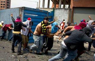 Endosar a Maduro crímenes de lesa humanidad cometidos por la oposición venezolana: como en Libia, ¿la intervención está servida?