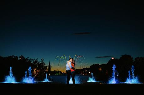 abrazo-fuente-iluminada-sesion-fotografica-zaragoza