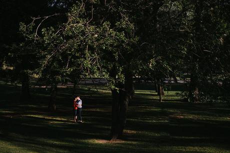 pareja-paisaje-arboles-sesion-fotografica-zaragoza