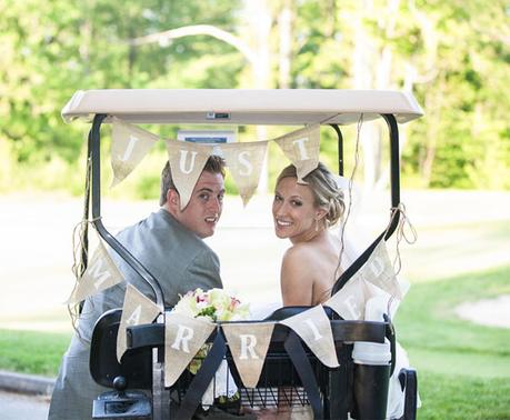Carrito de golf como alternativa al coche de novios - Foto: www.poptasticbride.com
