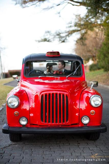Taxi como alternativa al coche de novios - Foto: www.blog.theomilophotography.com