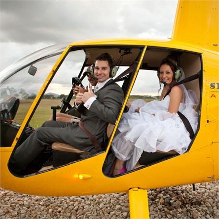 Helicóptero como alternativa al coche de novios - Foto: www.hitched.com.au