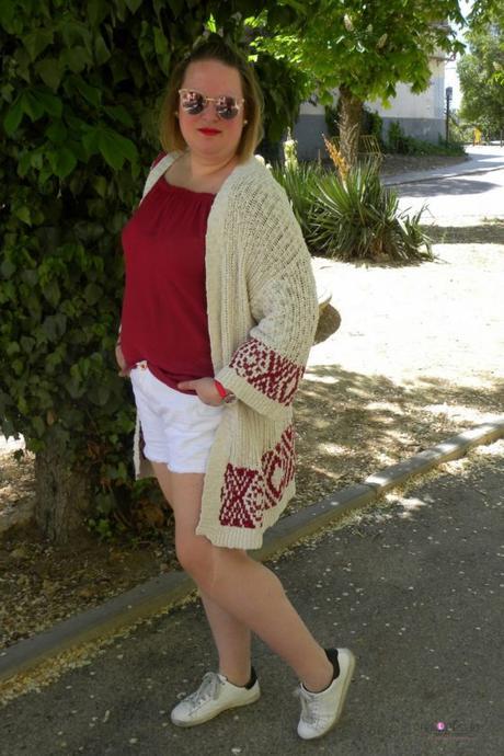 Look con short blanco de primark con blusa fluida cone scote bardot de zara y cargidans de violeta by mango para un outfit de primavera