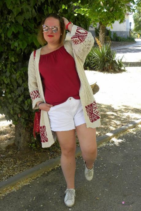 Look con short blanco de primark con blusa fluida cone scote bardot de zara y cargidans de violeta by mango para un outfit de primavera