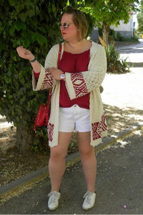 Look con short blanco de primark con blusa fluida cone scote bardot de zara y cargidans de violeta by mango para un outfit de primavera