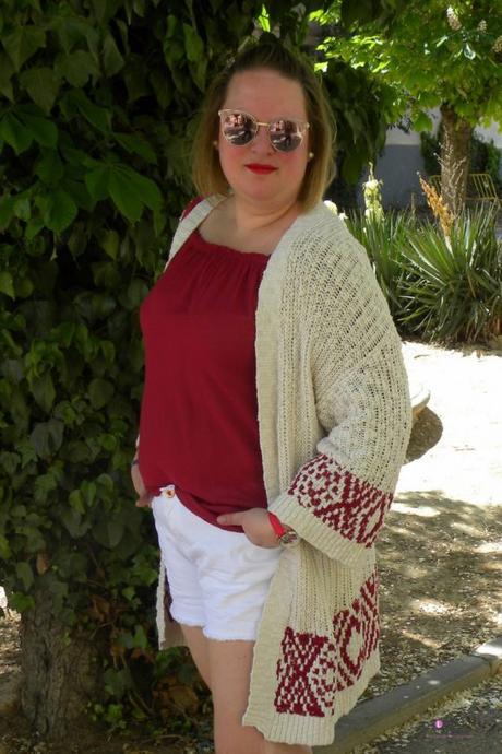 Look con short blanco de primark con blusa fluida cone scote bardot de zara y cargidans de violeta by mango para un outfit de primavera