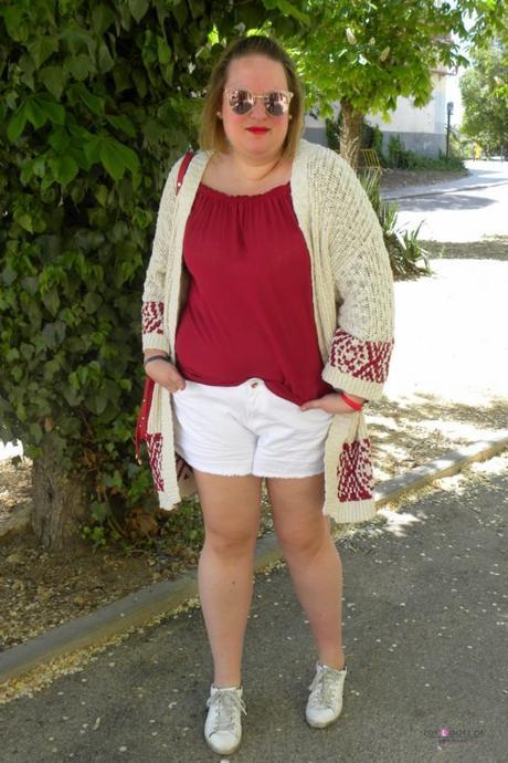 Look con short blanco de primark con blusa fluida cone scote bardot de zara y cargidans de violeta by mango para un outfit de primavera