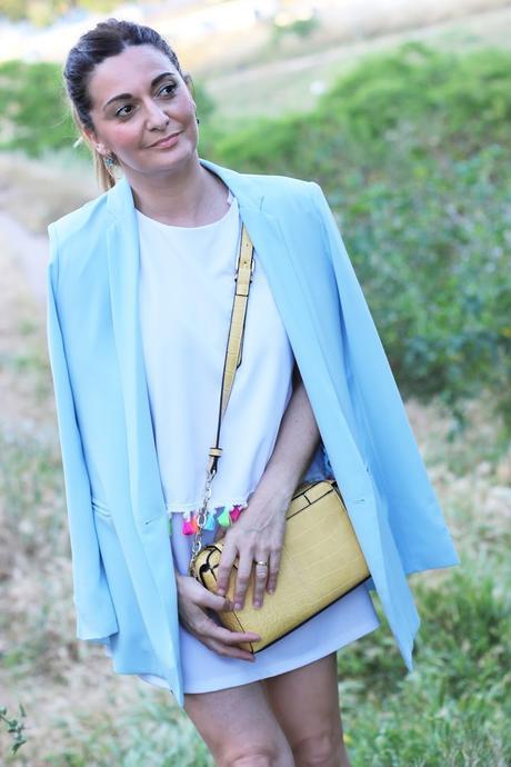 Vestido blanco con borlas multicolores