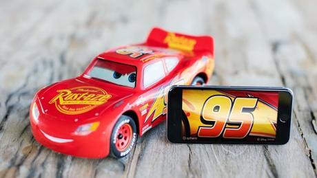 Coche RC de Rayo McQueen, que se controla a través de un smartphone Coche RC de Rayo McQueen, que se controla a través de un smartphone