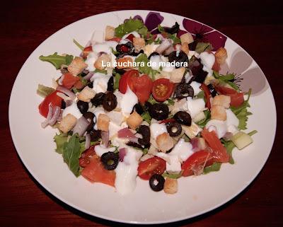ENSALADA GRIEGA CON SALMÓN