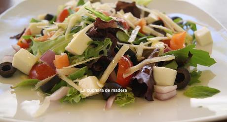 ENSALADA GRIEGA CON SALMÓN