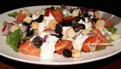 ENSALADA GRIEGA CON SALMÓN