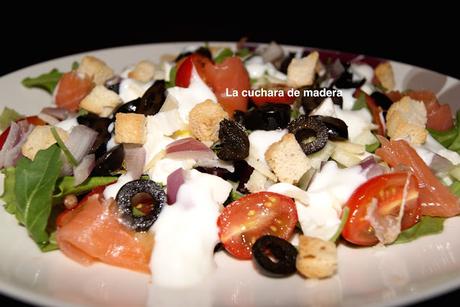 ENSALADA GRIEGA CON SALMÓN