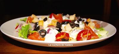 ENSALADA GRIEGA CON SALMÓN