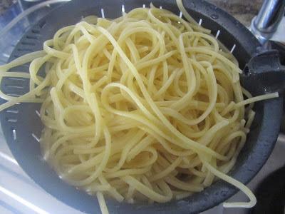 Espaguetis con chipirones encebollados