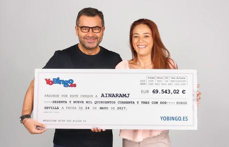 Jorge Javier Vázquez entrega el mayor premio de bote acumulado de YoBingo a una jugadora de Sevilla