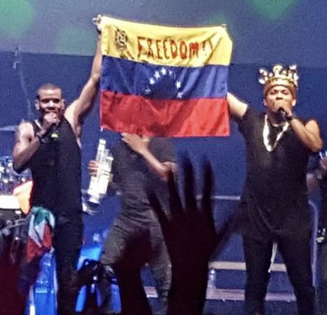 Gente de Zona saca en concierto bandera por la LIBERTAD de Venezuela