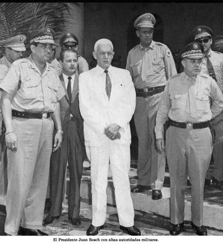Juan Bosch con el alto mando militar.