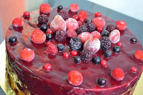 Tarta mousse con frutas del bosque