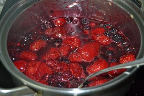 Tarta mousse con frutas del bosque