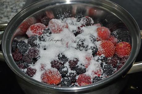 Tarta mousse con frutas del bosque