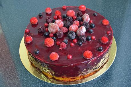 Tarta mousse con frutas del bosque