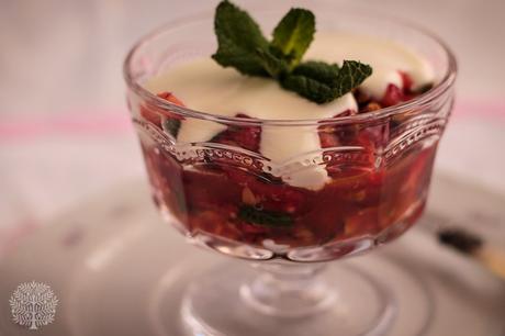 Tartar de fresas y pistachos con crema de queso y arbequino