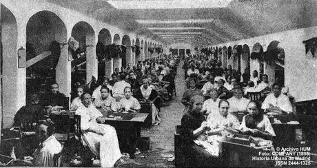 La cigarrera más vieja de la Fábrica de Tabacos de Embajadores. Madrid, 1930