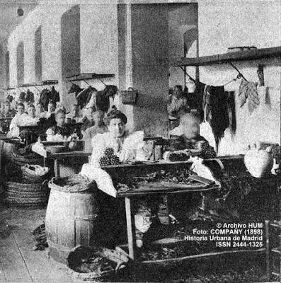 La cigarrera más vieja de la Fábrica de Tabacos de Embajadores. Madrid, 1930