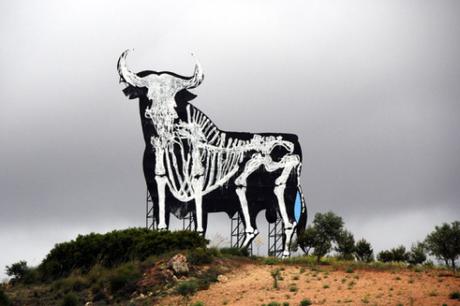 EL ARTISTA QUE VISTE CON EL GUERNICA AL TORO DE OSBORNE