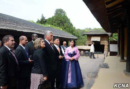 Díaz Canel sale de viaje oficial con su esposa y la prensa castrista “la ignora”