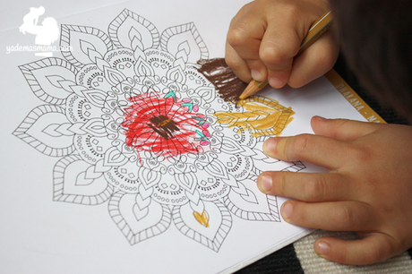 niño coloreando mandalas