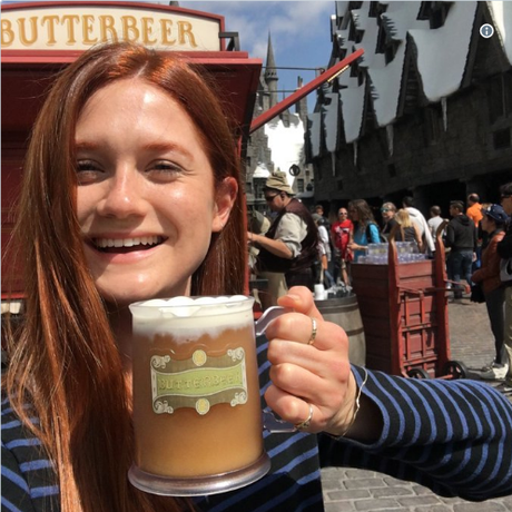 Bonnie Wright toma cerveza de mantequilla en el Parque de Harry Potter