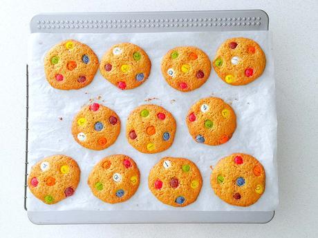 Galletas de lacasitos ya horneadas en bandeja de horno